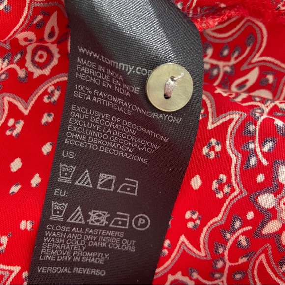 TOMMY HILFIGER RED/WHITE/NAVY PAISLEY PRINT 100% RAYON BUTTON DOWN TOP, SMALL - Picture 10 of 10